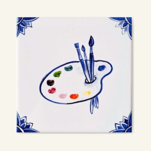 Kafelek z namalowaną ręcznie paletą malarską z kolorowymi farbkami i 3 pędzlami