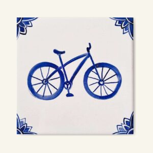 Kafelek z namalowanym ręcznie rowerem, niebieski wzór na białym tle