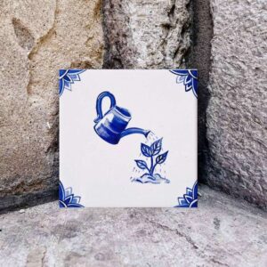 Kafelek z namalowaną ręcznie konewką i roślinką, niebieski