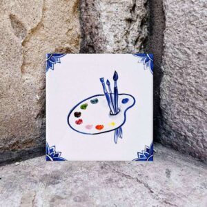 Kafelek z namalowaną ręcznie paletą malarską z kolorowymi farbkami i 3 pędzlami