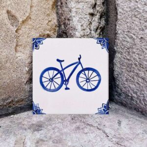 Kafelek z namalowanym ręcznie rowerem, niebieski wzór na białym tle