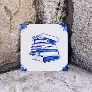 Kafelek namalowany ręcznie ze stosem książek (bez tytułów), niebieski wzór na białym tle