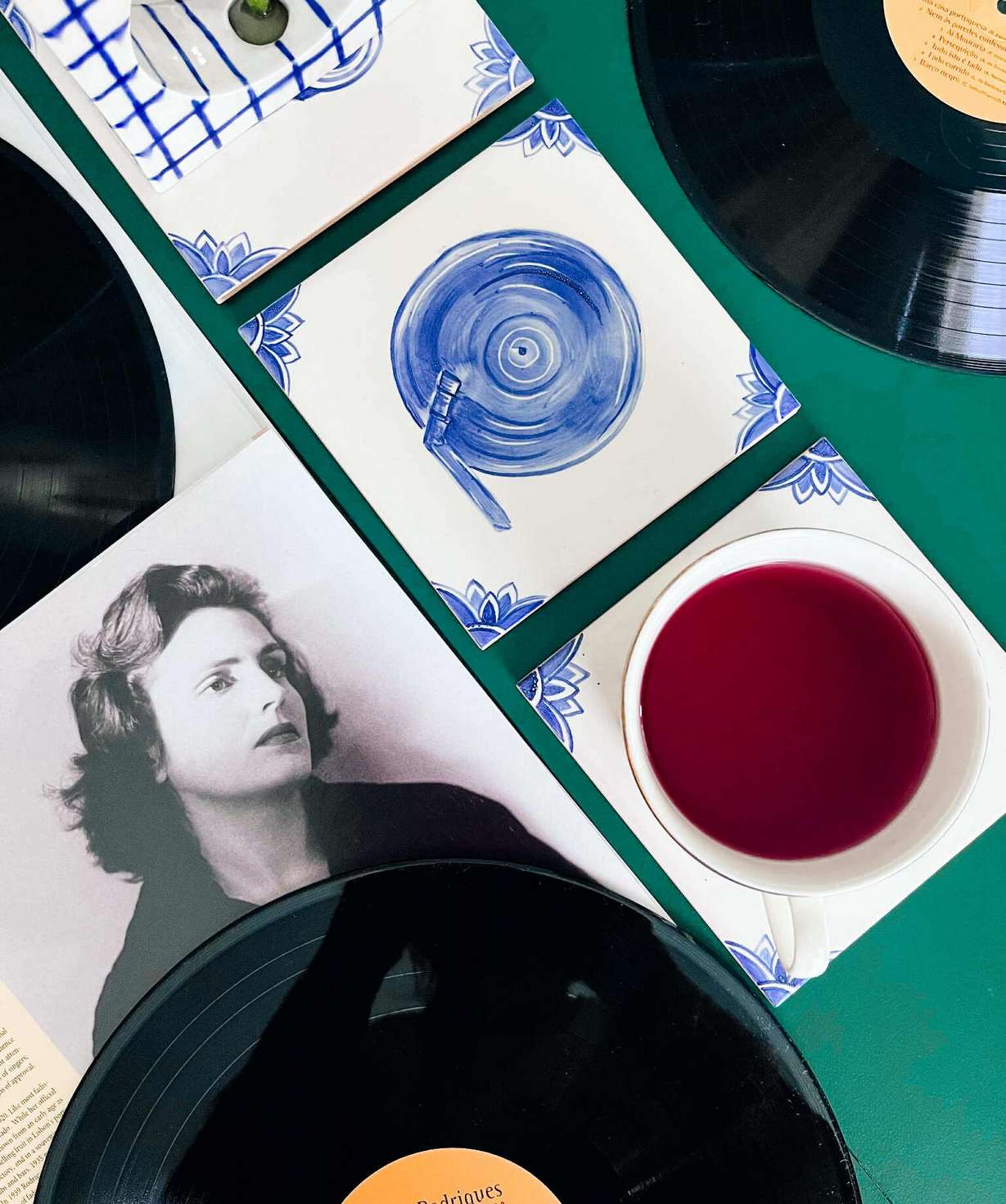Płyty winylowe, Amalia Rodligues i podkładka pod kubek z kafelka ceramicznego z wzorem płyty winylowej