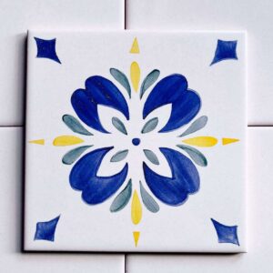 kafelek ornamentalny niebiesko-żółto-niebieski malowany ręcznie