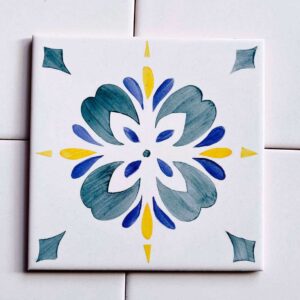 kafelek ornamentalny niebiesko-żółto-niebieski malowany ręcznie