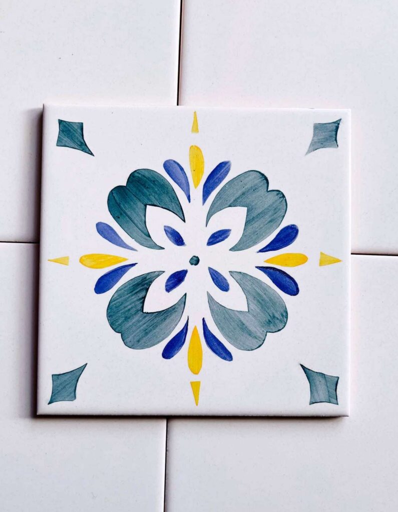 kafelek ornamentalny niebiesko-żółto-niebieski malowany ręcznie