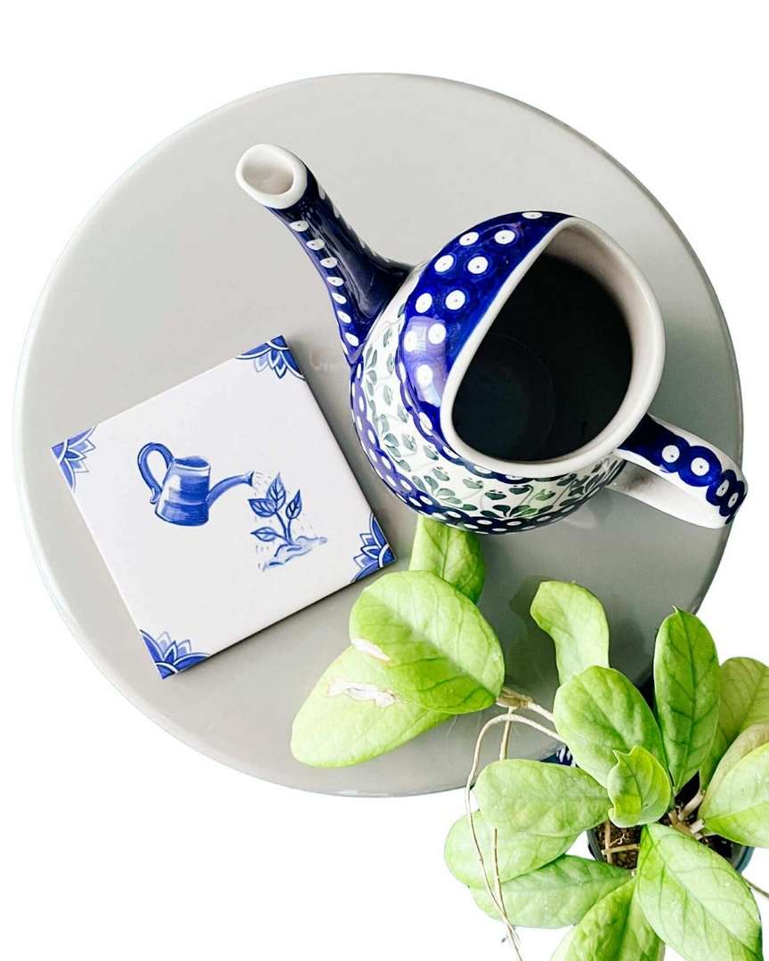 Konewka z ceramiki bolesławiec i konewka ręcznie namalowana ceramicznym kafelku - idealny pomysł na prezent dla ogrodnika