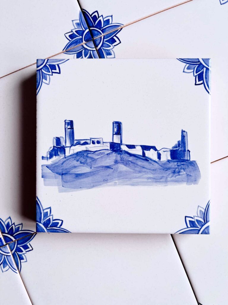 Namalowany ręcznie na kafelku zamek w Chęcinach, kafelek ma ozdobne narożniki