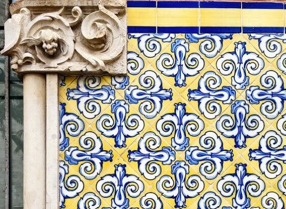 Fragment ściany targu miejskiego w Walencji z dekoracją z żółto-biało-niebieskich kafelków - płytki hiszpańskie są też takie