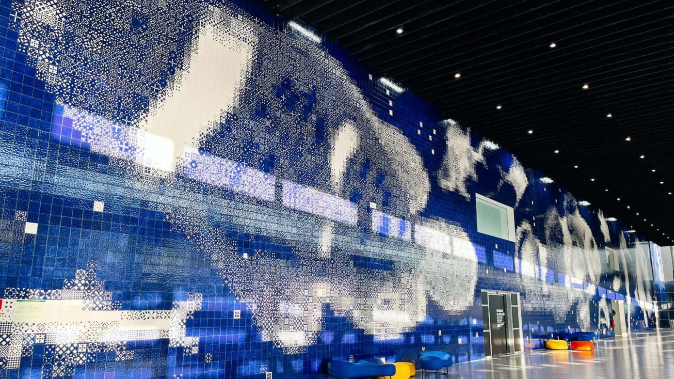 Oceanarium w Lizbonie - ściana z dekoracją z ceramicznych kafli przedstawiającą rybę