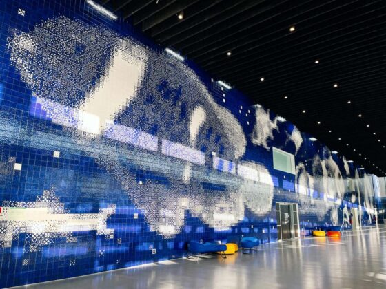 Oceanarium w Lizbonie - ściana z dekoracją z ceramicznych kafli przedstawiającą rybę