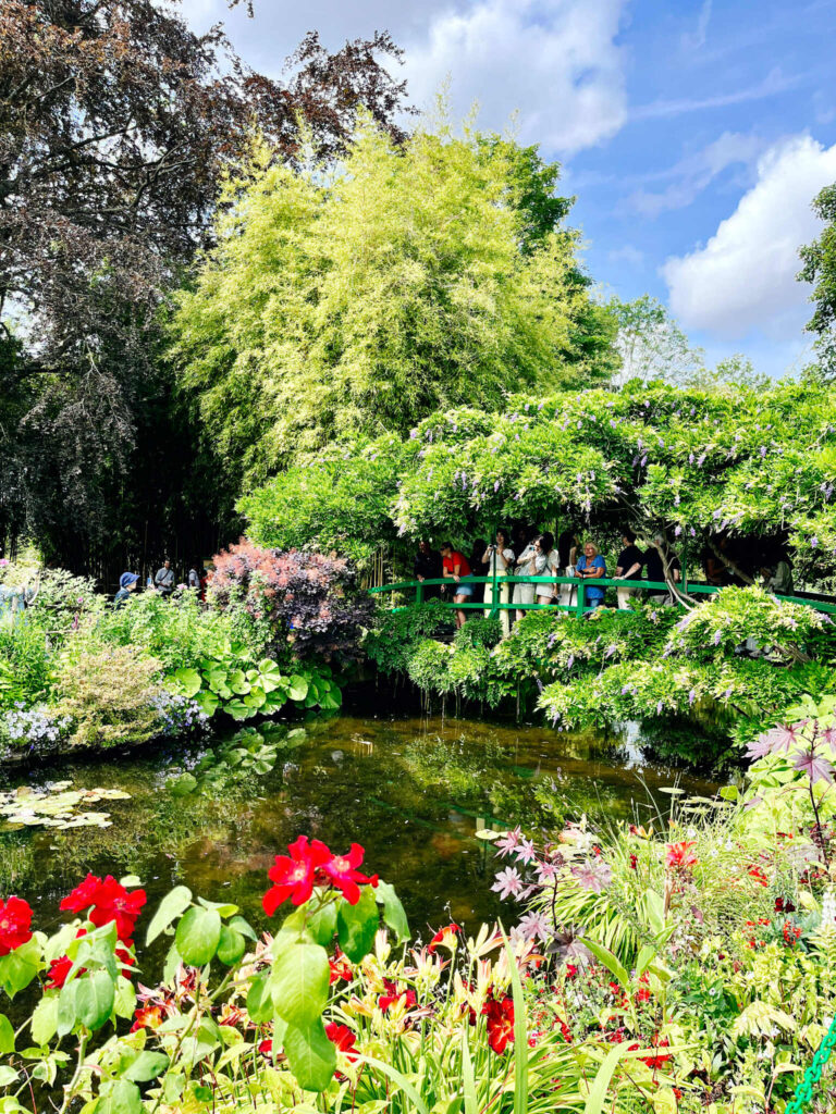 Ogród Claude'a Moneta w Giverny - widok na japoński mostek skąpany w zieleni