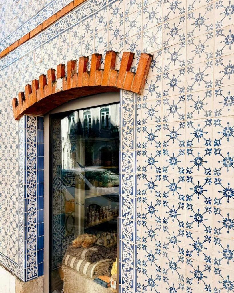 fasada kamienicy w Lizbonie z delikatnym biało-niebieskim wzorem na kafelkach