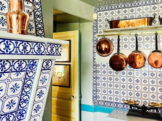 Kuchnia Claude'a Moneta w Giverny - biało-niebieskie kafelki, miedziane garnki i kolory