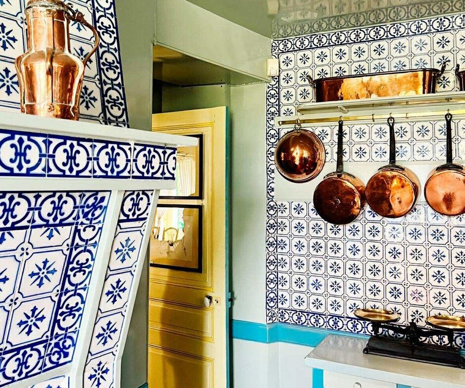 Kuchnia Claude'a Moneta w Giverny - biało-niebieskie kafelki, miedziane garnki i kolory
