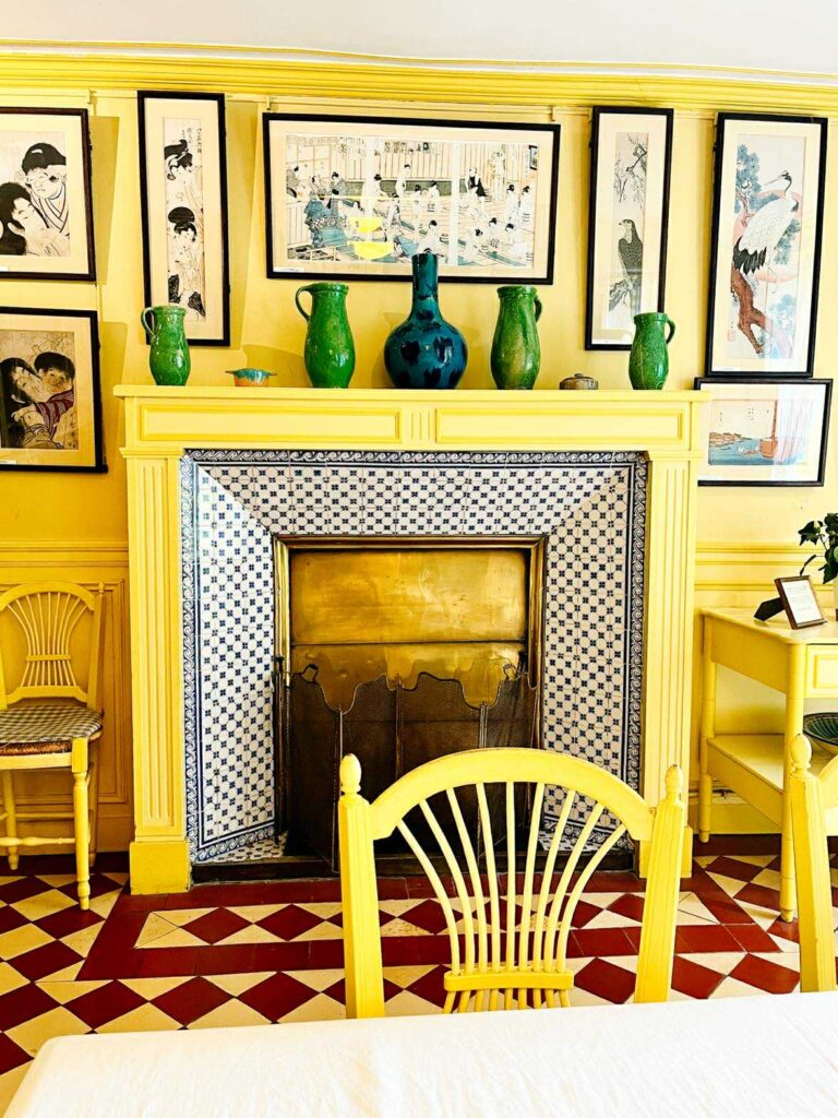 Kominek w jadalni domu Moneta w Giverny skąpany w zółci