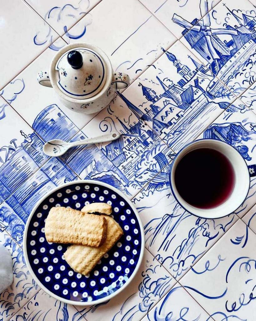 Kafelki układające się w obraz ręcznie malowany z widokiem na Antwerpię