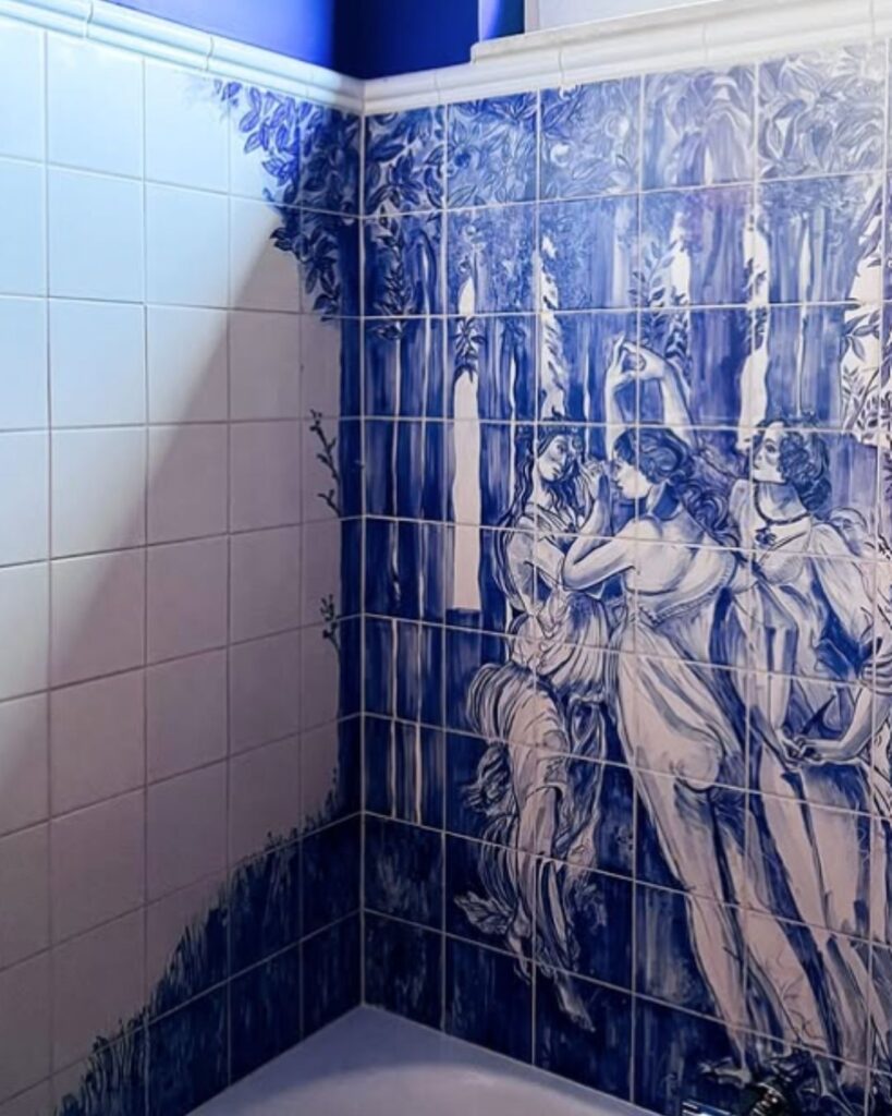panel ceramiczny przedstawiający Trzy Gracje nad wanną, namalowany ręcznie w niebieskościach