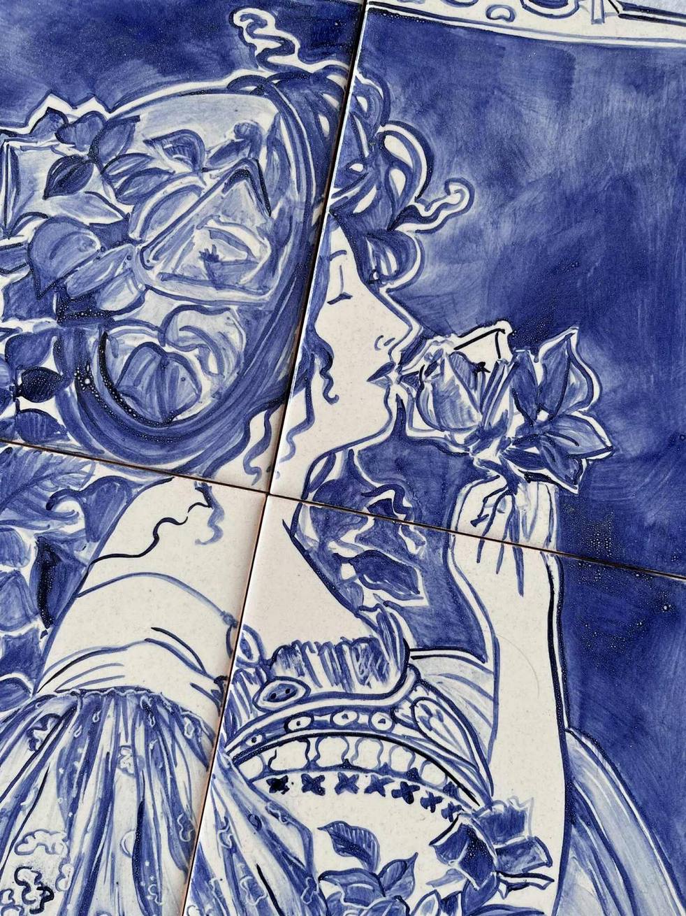 Obraz na kafelkach ręcznie malowany, niebieski, kobieta wąchająca różę, inspirowany litografią Alfonsa Muchy, fragment