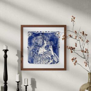 Obraz na kafelkach namalowany ręcznie przedstawiający kobietę wąchającą kwiat róży, zainspirowany Alfonsem Muchą, niebieski, w ramie, wizualizacja na ścianie