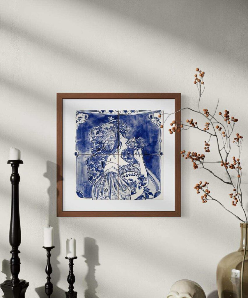 Obraz na kafelkach namalowany ręcznie przedstawiający kobietę wąchającą kwiat róży, zainspirowany Alfonsem Muchą, niebieski, w ramie, wizualizacja na ścianie