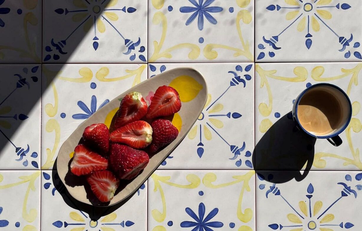 Kolor we wnętrzach to też ręcznie malowane kafelki - ornamentalne o wzorach żółto-niebieskich