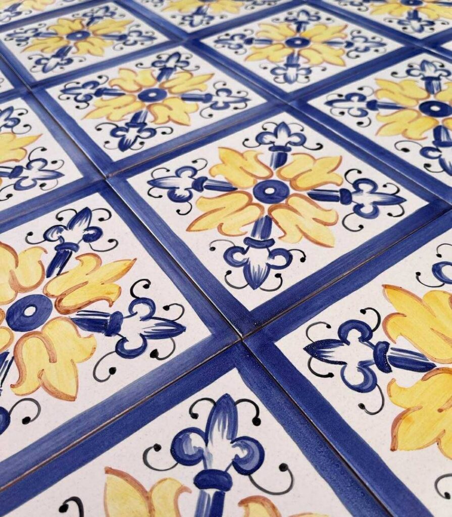 Żółto-niebieski nasycony ornament namalowany ręcznie na kafelkach ceramicznych