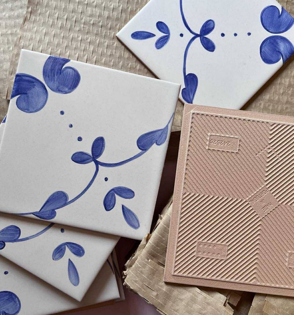 kafelki malowane ręcznie, niebieski ornament, przygotowywane do pakowania