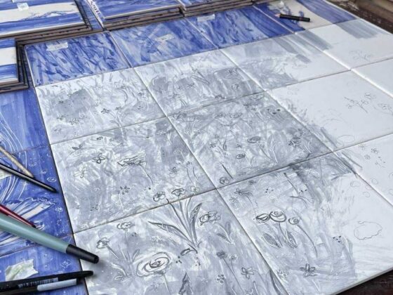 Ręcznie malowane kafelki nie są dla każdego - proces malowania obrazu z łąką