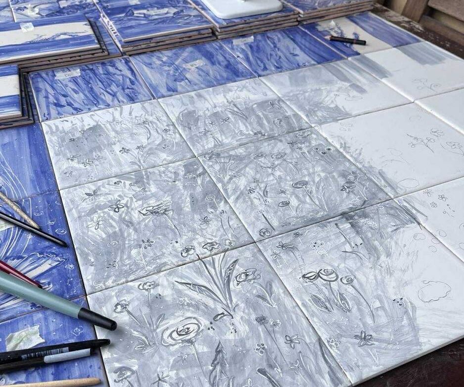 Ręcznie malowane kafelki nie są dla każdego - proces malowania obrazu z łąką