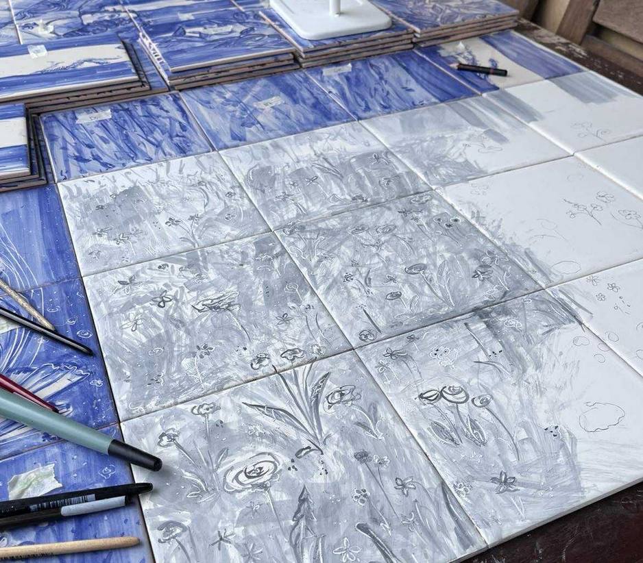 Ręcznie malowane kafelki nie są dla każdego - proces malowania obrazu z łąką