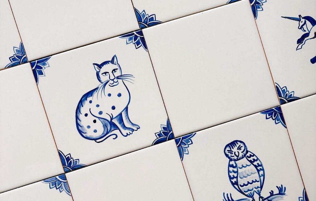 Płytki z motywem zwierzęcym ręcznie malowane, niebieski wzór na białym tle