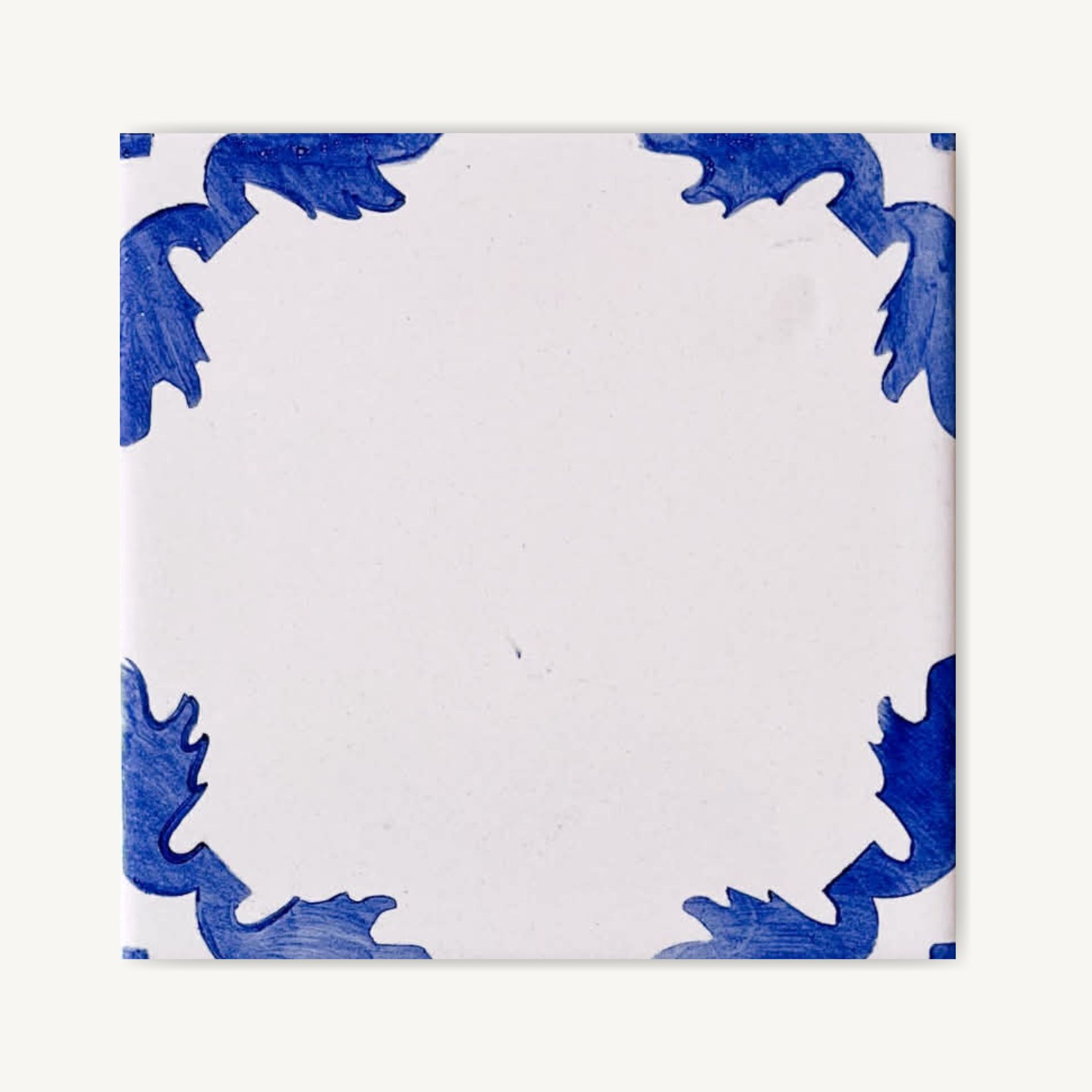 Narożnikowy ornament niebieski ręcznie malowany, delikatny wzór