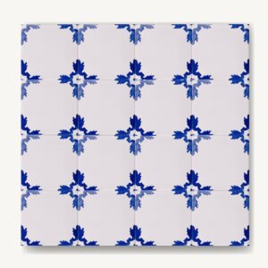 Rytm ornamentalny na ścianie ułożony z ręcznie malowanych płytek w portugalskim stylu.