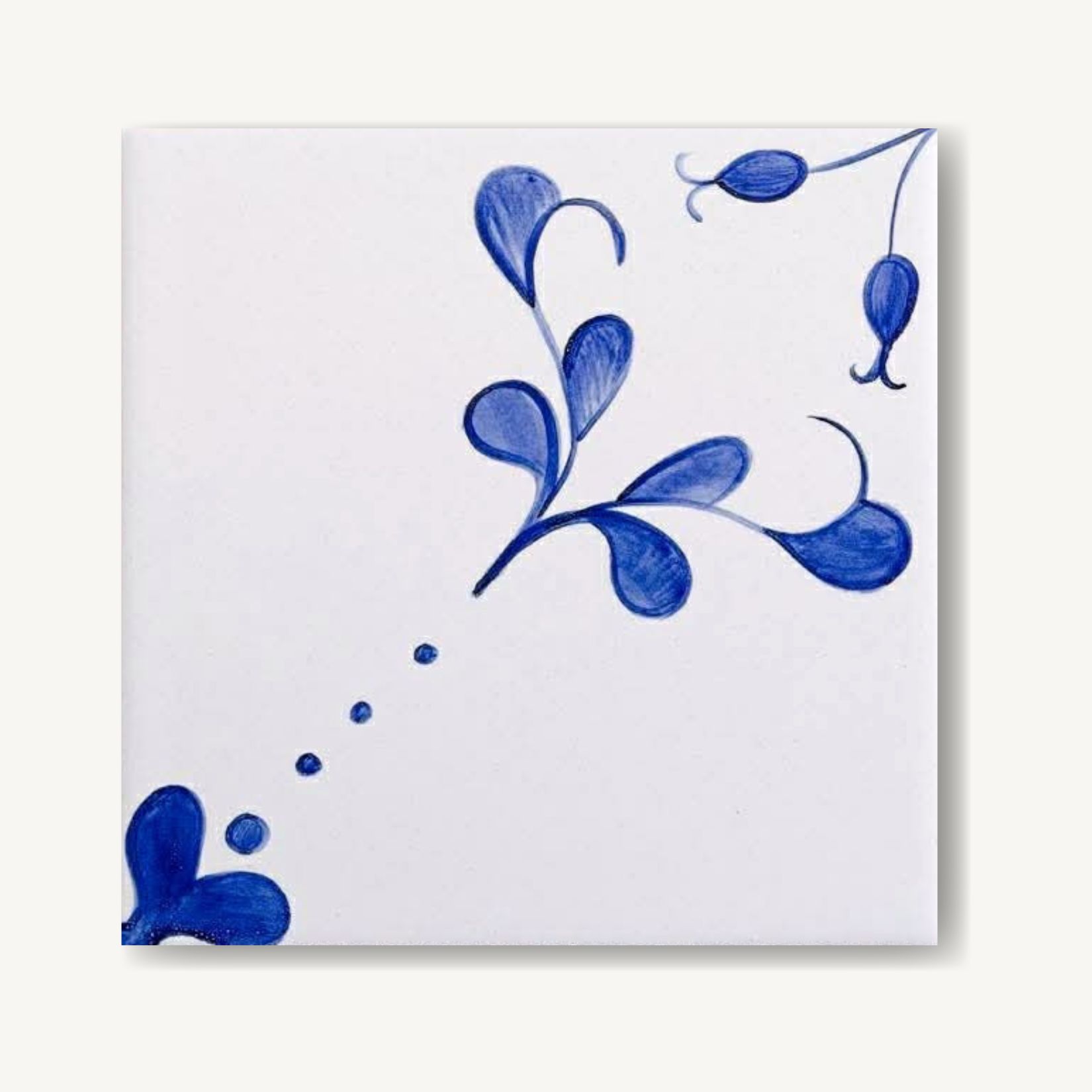 Ornement ręcznie malowany na kafelku idealny na fartuch kuchenny