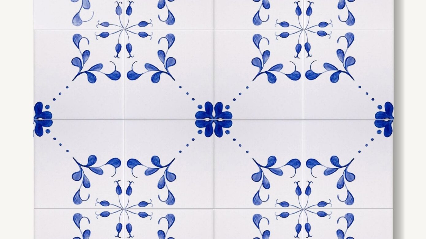 Rytm ornamentalny na ścianie ułożony z ręcznie malowanych płytek w portugalskim stylu.