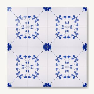 Rytm ornamentalny na ścianie ułożony z ręcznie malowanych płytek w portugalskim stylu.