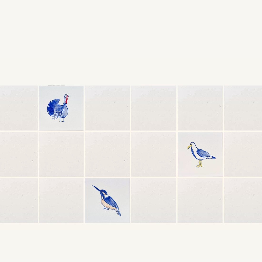 indyk, zimorodek i mewa na kafelkach namalowane i wymieszane z białymi gładkimi płytkami