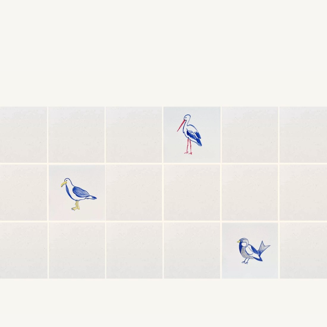 mewa, bocian i wróbel na kafelkach namalowane i wymieszane z białymi gładkimi płytkami