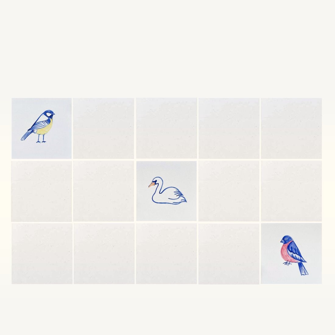 sikorka, łabędź i gil na kafelkach namalowane i wymieszane z białymi gładkimi płytkami