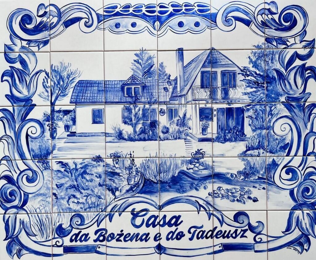 Obraz ceramiczny przestawiający dom klientów, tradycyjne azulejos, niebieskie