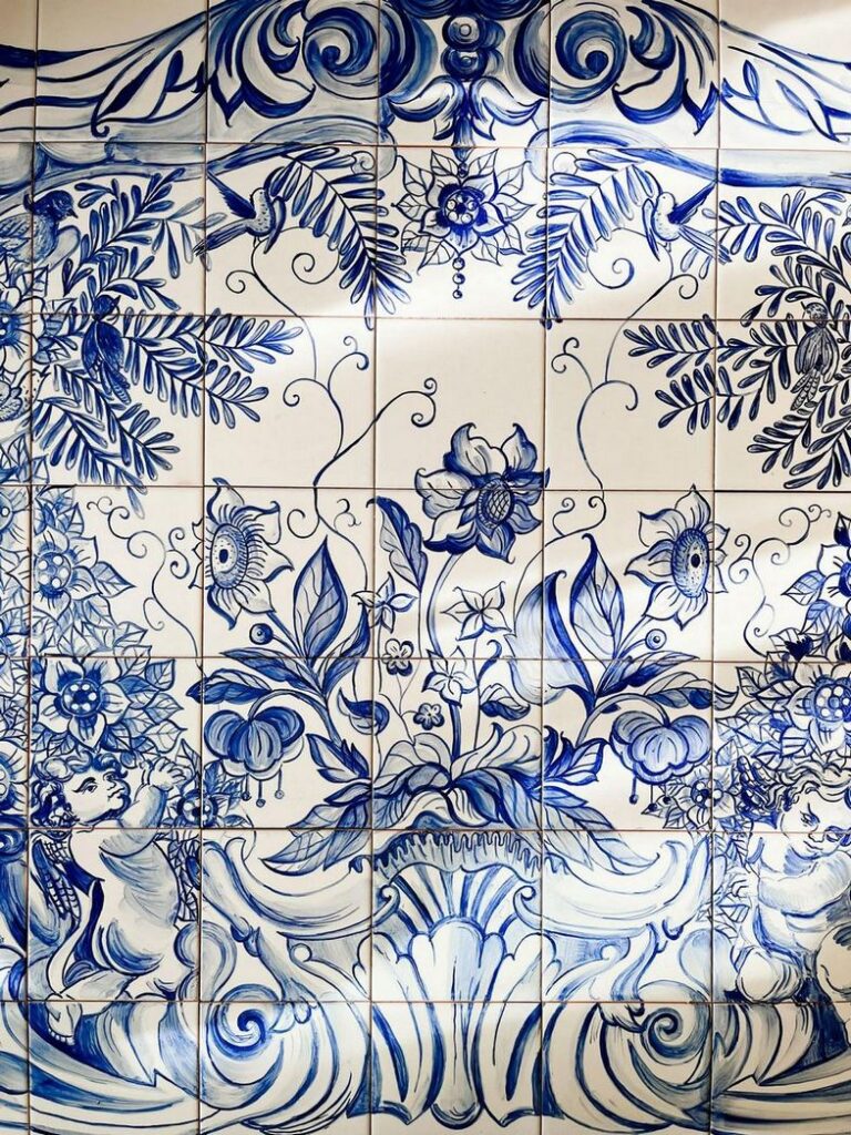 Fragment obrazu ceramicznego malowanego ręcznie na zamówienie klientki, z kwiatami i aniołkami