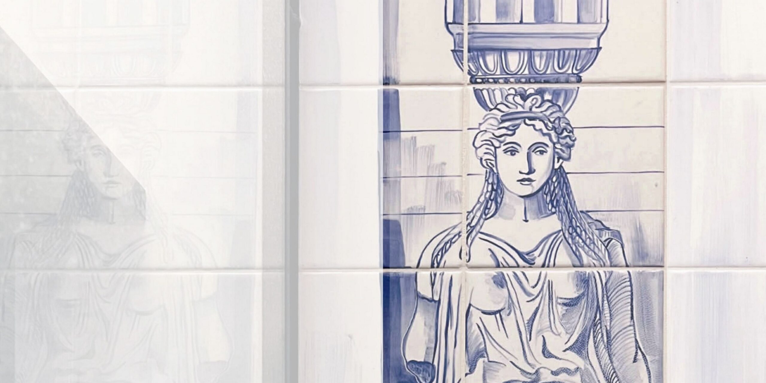 Łazienka z Kariatydami - kafelki ręcznie malowane