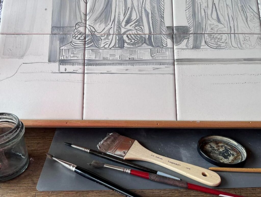 Praca nad malowaniem panelu z kariatydami jest wieloetapowa, tutaj - malowanie kobaltem