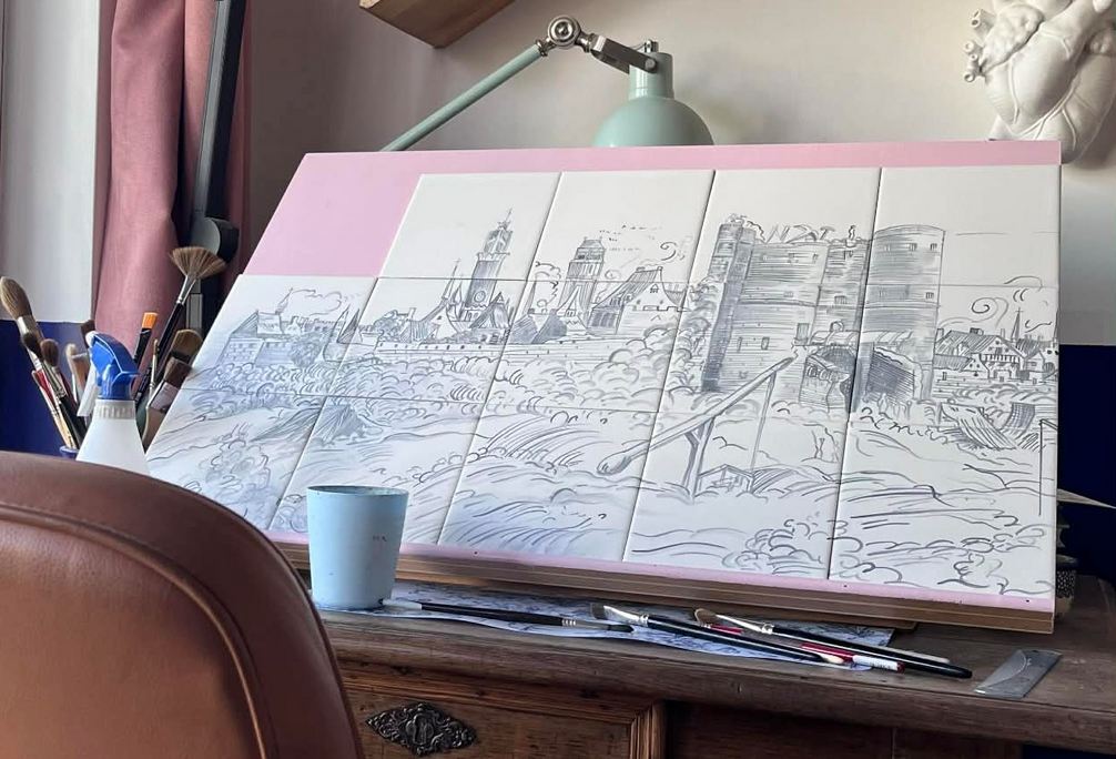 Zdjęcie z pracowni - obraz ceramiczny w trakcie malowania