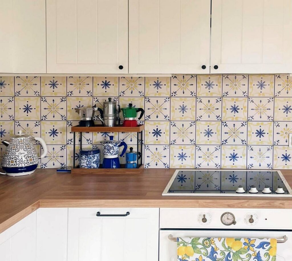 Wzorzysty fartuch kuchenny w kuchni klientów AZUL, ornament żółto-niebieski