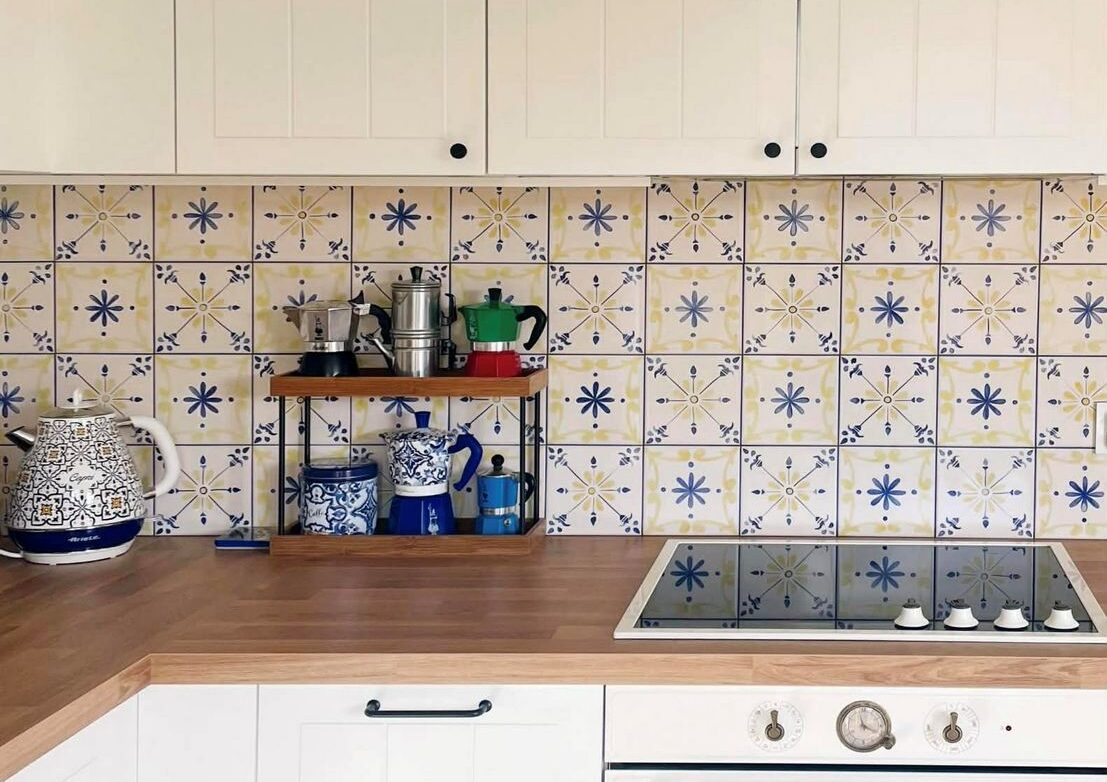 Wzorzysty fartuch kuchenny w kuchni klientów AZUL, ornament żółto-niebieski