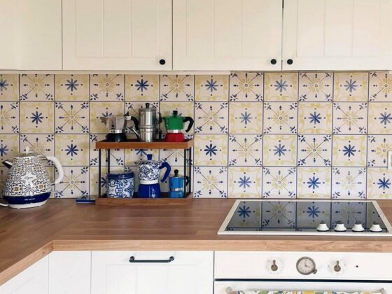 Wzorzysty fartuch kuchenny w kuchni klientów AZUL, ornament żółto-niebieski