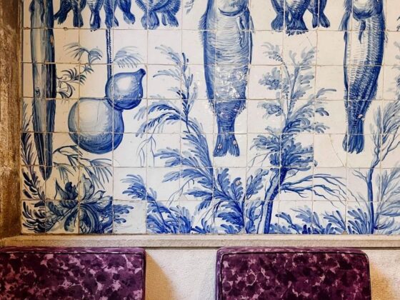Portugalskie kafle z rybami na ścianie Muzeum Azulejos w Lizbonie