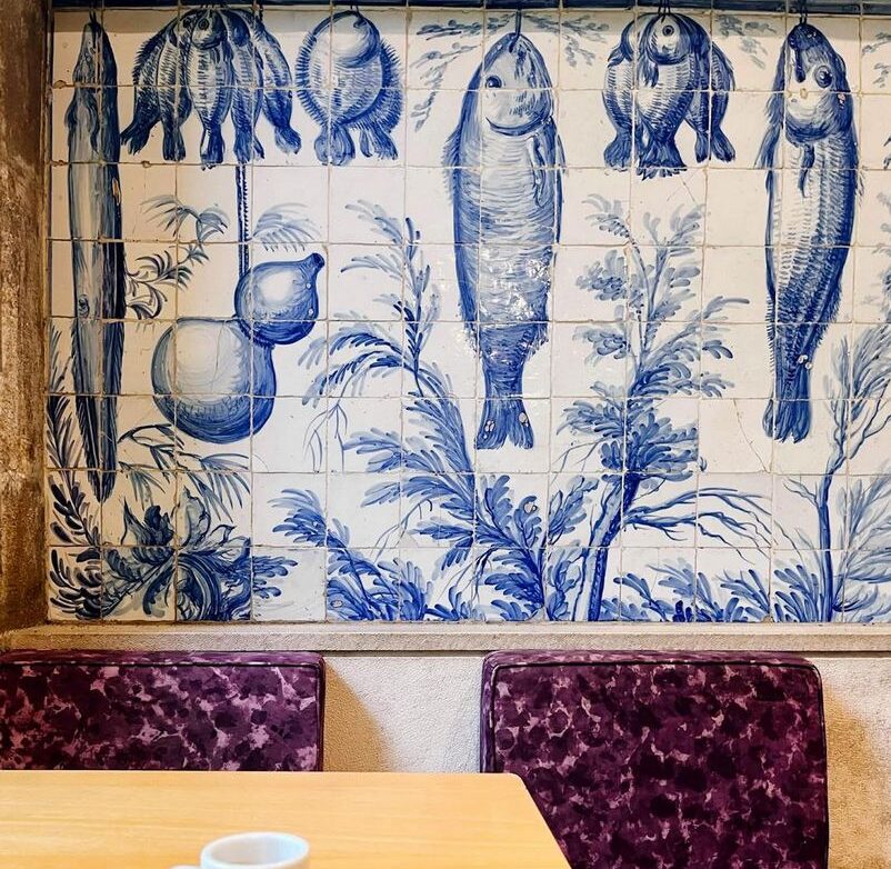 Portugalskie kafle z rybami na ścianie Muzeum Azulejos w Lizbonie